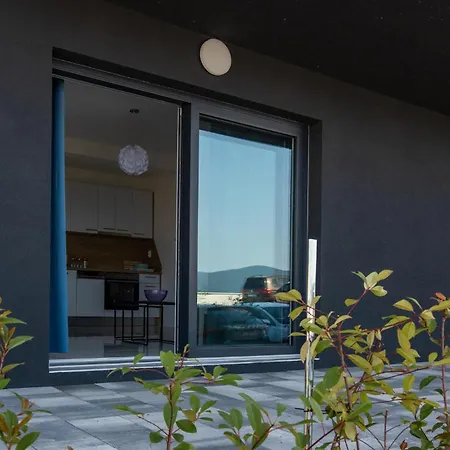 1 Bedroom Lovely In Apartment *