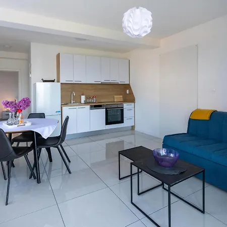 Apartment 1 Bedroom Lovely In *